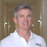 Zahnarzt Patrick Rountree Praxis am Tor